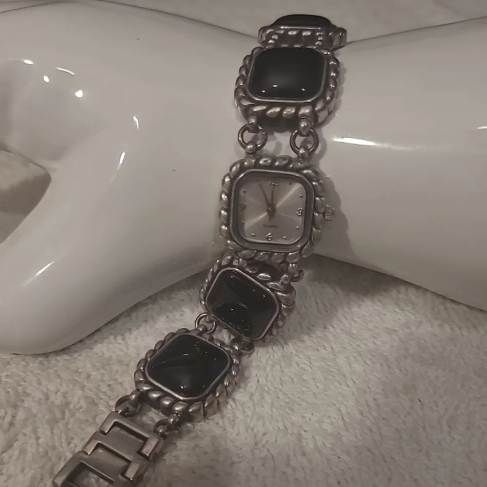 Quartz Japan movement Wm bracelet watch w/black onxy stainless steel linked band